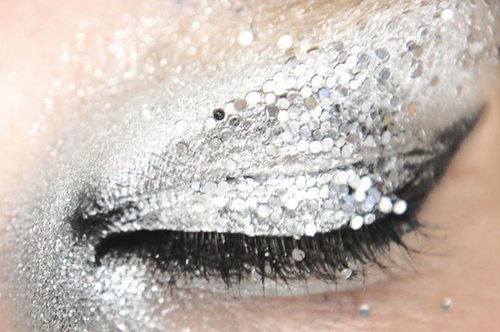 Δες το εθιστικό βίντεο για το πώς φτιάχνονται οι σκιές ματιών