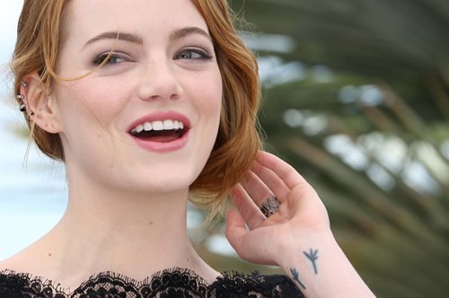 Όλα όσα θέλετε να μάθετε για το πρώτο σας tattoo. Plus, τα καλύτερα μικροσκοπικά σχέδια