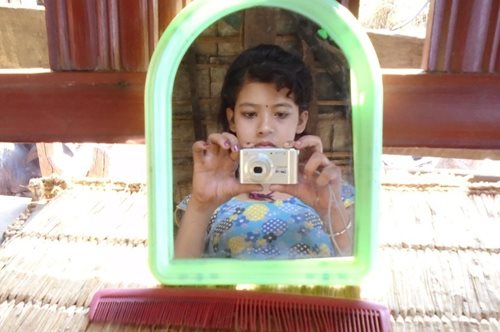 Κορίτσια στο Νεπάλ εκμυστηρεύονται τις πιο παρανοϊκές προκαταλήψεις για την περίοδο