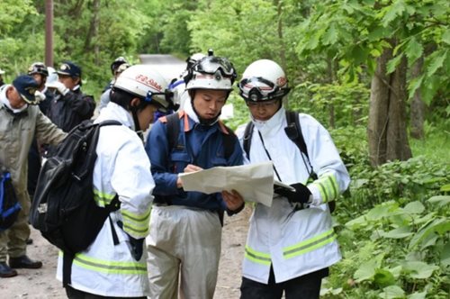 Διασώστες αναζητούν ένα αγόρι που εγκαταλείφθηκε από τους γονείς του σε δάσος