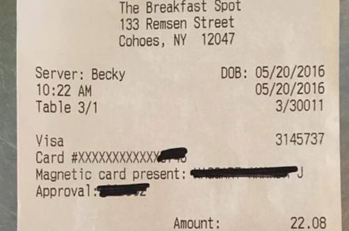 Το συγκινητικό μήνυμα ενός πελάτη σε μια σερβιτόρα που κάνει το γύρο του διαδικτύου