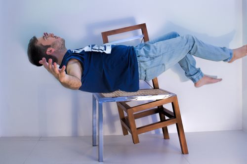 Ο Σπύρος Κοντάκης σχεδιάζει ονειρικά έπιπλα που αγνοούν τη λογική 