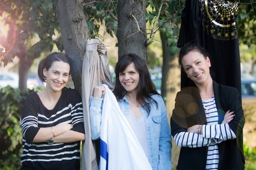 Greek Pareaki. Μια παρέα γράφει την καλοκαιρινή της ιστορία πάνω σε ένα παρεό