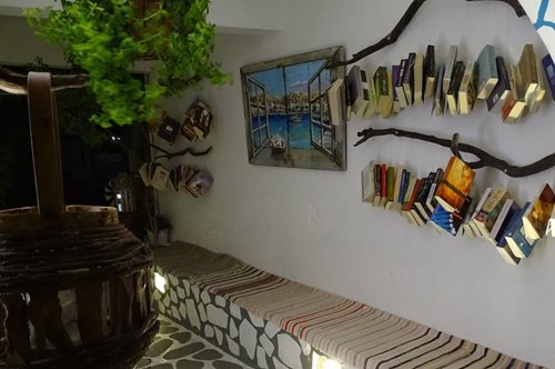 Η πιο όμορφη ανοιχτή βιβλιοθήκη που έχετε δει βρίσκεται στην Κίμωλο