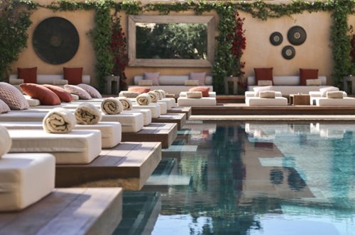 To πρώτο αντηλιακό bar στην καρδιά της αθηναϊκής Ριβιέρας. Χαλαρώστε άφοβα!