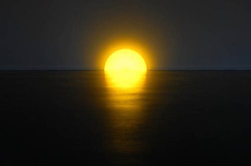 Aυτή η φανταστική λάμπα θυμίζει ηλιοβασίλεμα 