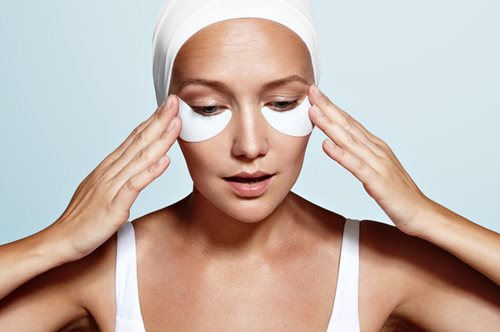 5 top μάσκες ματιών που υπόσχονται ξεκούραστο και νεανικό βλέμμα από 3.23 ευρώ