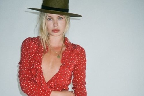 Aυτό το κόκκινο φόρεμα κρύβει ένα πολύ σεξιστικό μήνυμα. Ποιο είναι;