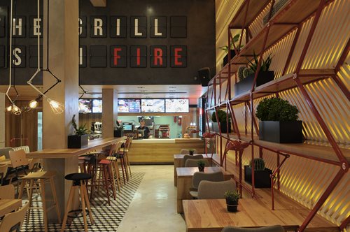 Το Goody’s Burger House στην πλατεία Βικτωρίας έχει λαχταριστό design (εκτός από λαχταριστά burgers)