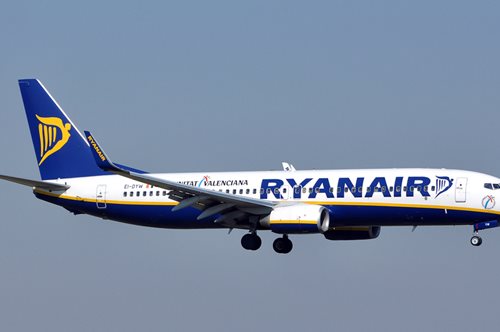 H Ryanair μειώνει από σήμερα έως και 50% τις χρεώσεις αποσκευών