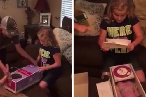 Κοριτσάκι με προσθετικό πόδι ξεσπά σε λυγμούς όταν παίρνει δώρο μια κούκλα με ένα επίσης πόδι