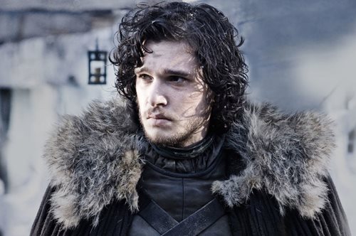 Ο John Snow ξύρισε το μούσι του. Το Twitter παραληρεί  