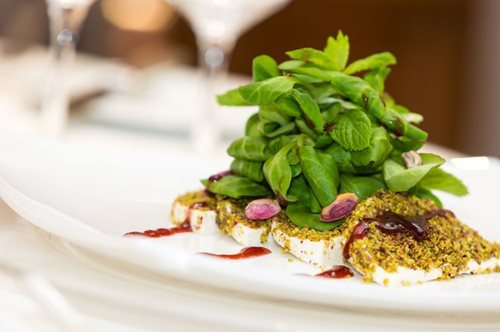 Ο σεφ του «ΝJV Athens Plaza» μάς εξηγεί πώς να φτιάξουμε ένα υπέροχο εορταστικό μενού τριών πιάτων.