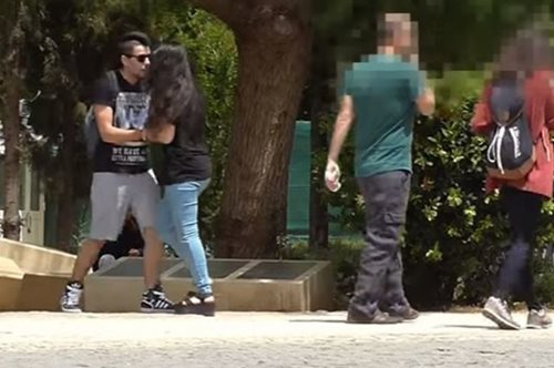 Σοκαριστικό βίντεο: Νεαρός χτυπά την κοπέλα του στο κέντρο της Αθήνας. Πόσοι περαστικοί αντιδρούν; 
