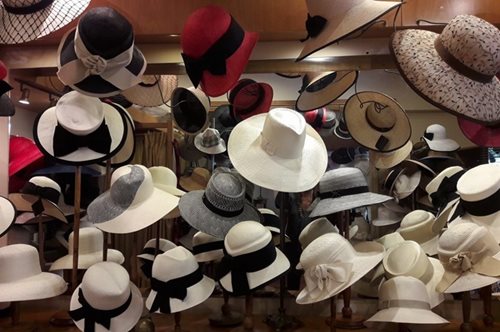 Ρεπορτάζ: Ψάξαμε και βρήκαμε τα λιγοστά αλλά υπέροχα καπελάδικα της Αθήνας 