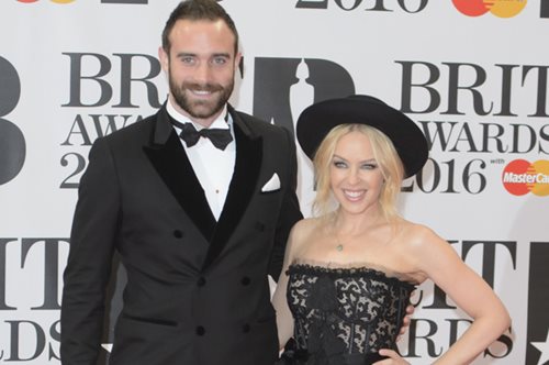 Αυτή είναι η απόδειξη πως η Kylie Minogue δεν παντρεύτηκε στη Σίφνο. Συγγνώμη που σας το χαλάμε