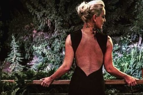 Το τέλειο φόρεμα της Μελέτη με την εντυπωσιακή πλάτη. 5 οικονομικές προτάσεις για να το αποκτήσεις