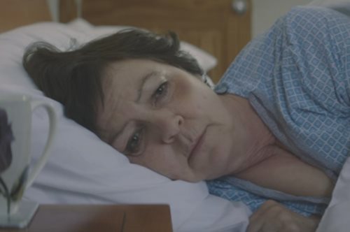 Οι ηλικιωμένες γυναίκες θύματα ενδοοικογενειακής βίας σε ένα συγκλονιστικό βίντεο