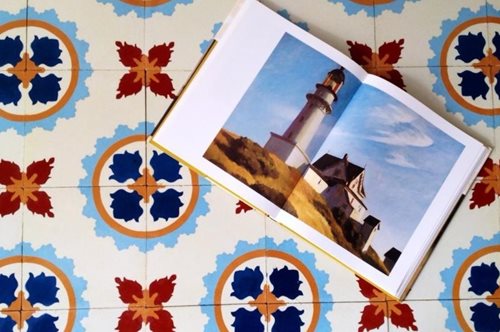 Η ιστορία των επαναλαμβανόμενων μοτίβων, των ελληνικών πλακιδίων R Tiles και του Τσίλερ  