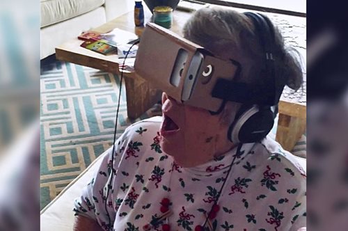 Μια γιαγιά βλέπει virtual reality για πρώτη φορά και το 'φχαριστιέται 