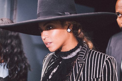 H Beyoncé με το ωραιότερο ριγέ κοστούμι. 15 οικονομικές ιδέες για να το φορέσεις