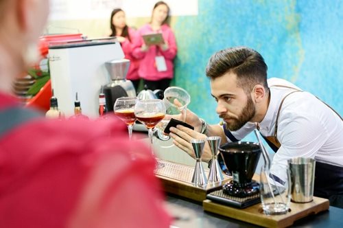 Ο Μιχάλης θα σου σερβίρει φοβερό (και βραβευμένο) καφέ στο Underdog στο Θησείο