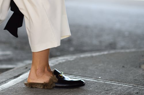 Δέκα φλατ παπούτσια που δεν είναι μπαλαρίνες για να φορέσετε την άνοιξη