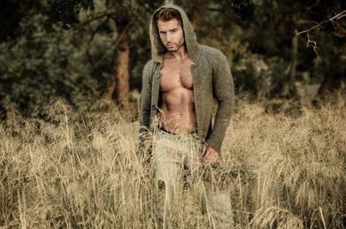 Κορίτσια ο Απόστολος Μπόζος.Τις καθημερινές γενετιστής, στα ρεπό του μοντέλο των Dsquared2