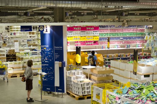 Η Ελληνίδα ηθοποιός που τολμά να ξεκινήσει παραστάσεις μέσα στα ΙΚΕΑ δωρεάν