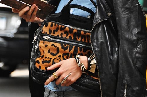 Ποιο είναι το αξεσουάρ των 30 € με το οποίο έχουν κολλήσει όλες οι διάσημες;