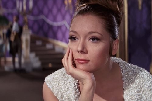 Το bond girl της φωτογραφίας πρωταγωνιστεί στο Game of Thrones. Ποια υποδύεται; 