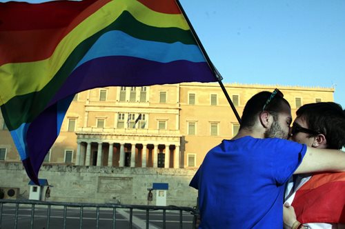 Athens Pride 2016. Γυναίκα δεν γεννιέσαι γίνεσαι, άνδρας δεν γεννιέσαι γίνεσαι