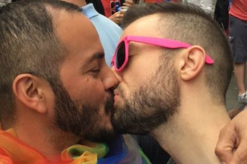 Χιλιάδες φωτογραφίες ανδρών που φιλιούνται στα social media ως «απάντηση» στο μακελειό του Ορλάντο