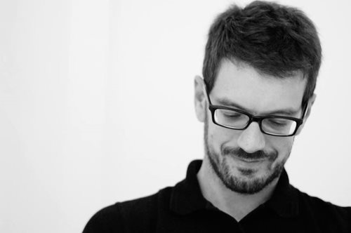 Ο Άκης Παπαντώνης ανακαλύπτει στο συρτάρι του παλιές καρτ-ποστάλ ενός ναυτικού