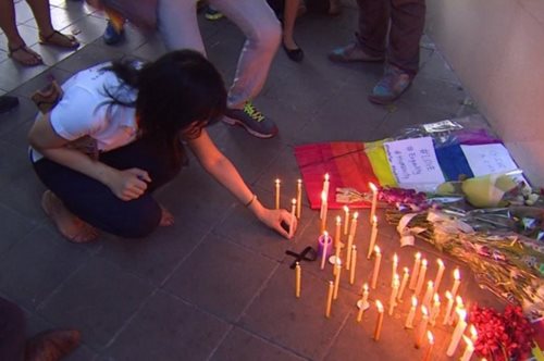 Celebrity χτυπάει στο κεφάλι της το ωραιότερο τατουάζ για τα θύματα του Ορλάντο