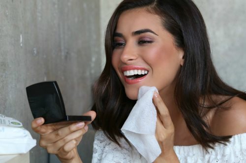 Τα SOS μαντίλια ομορφιάς χωράνε παντού και λύνουν κάθε πρόβλημα στη στιγμή