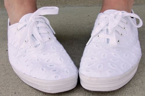 To απλό κόλπο που κάνει ολοκαινούργια τα βρόμικα λευκά αθλητικά σου 