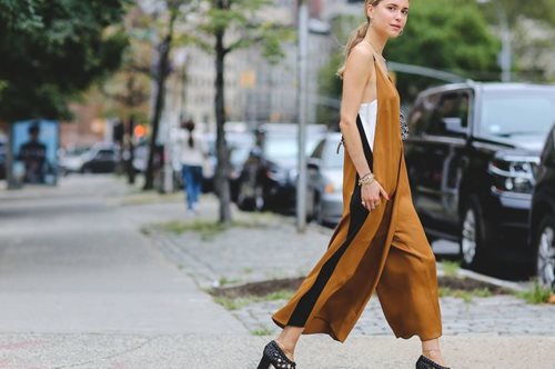 Ένας πολύ εύκολος τρόπος να κάνεις το casual dress να μοιάζει smart dress