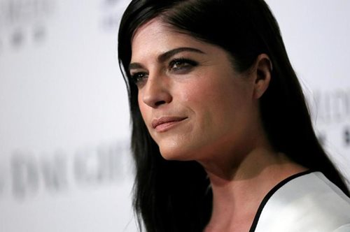 Η Σέλμα Μπλερ μεταφέρθηκε επειγόντως στο νοσοκομείο μετά από κρίση μέσα σε αεροπλάνο