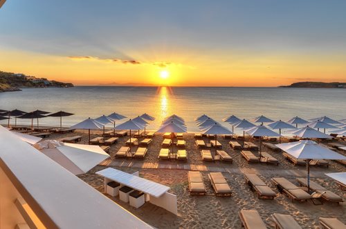 Plazz: Η νέα ελληνική εφαρμογή που βάζει τέλος στο κυνήγι της ελεύθερης ξαπλώστρας