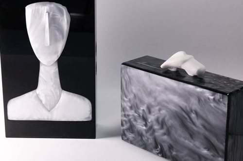 Κρατήστε την Ελλάδα στο χέρι σας με τα πιο ελληνοπρεπή clutches της χρονιάς