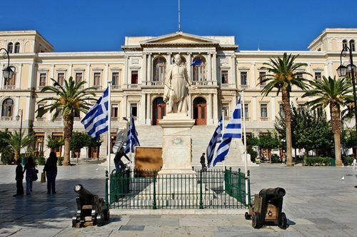 Θα προβληθεί το τελευταίο Μπράβο από τη Σύρο ή όχι; Ο Δήμαρχος του νησιού ξεκαθαρίζει