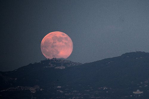 Οι φωτογραφίες στο Instagram από το χθεσινό strawberry moon ήταν συγκλονιστικές