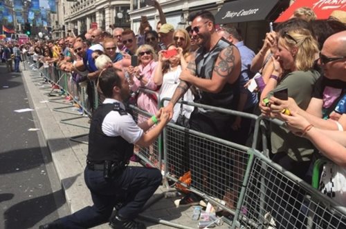 Αστυνομικός κάνει πρόταση γάμου στον σύντροφό του και το internet τον αποθεώνει