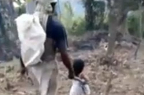 Πεντάχρονο κορίτσι οδηγεί τον τυφλό πατέρα του στη δουλειά με τη βοήθεια ενός μπαστουνιού