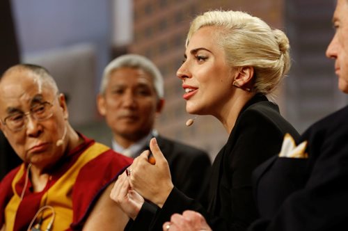 Η Lady Gaga εξόργισε τους φαν της όταν συνάντησε τον Δαλάι Λάμα