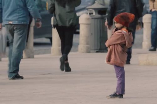 Τι θα κάνατε αν βλέπατε ένα 6χρονο παιδί μόνο του στο δρόμο; Η UNICEF έψαξε την απάντηση