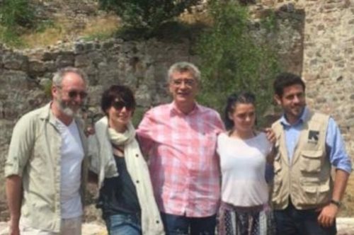 Δείτε φωτό από την επίσκεψη των πρωταγωνιστών του Game of Thrones στους πρόσφυγες στη Λέσβο