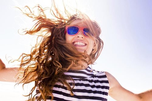 Και τα μαλλιά σου θέλουν αντηλιακό! 5+1 σπρέι για να τα διατηρήσεις τέλεια και αυτό το καλοκαίρι