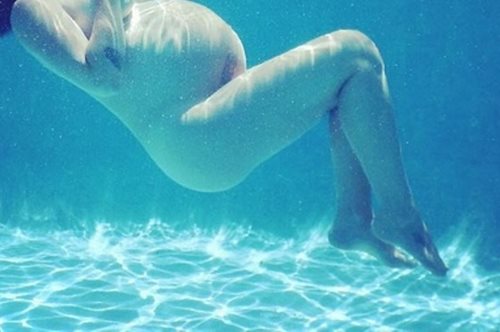 Τραγουδίστρια ποζάρει στο νερό σε προχωρημένη εγκυμοσύνη. Η τρυφερή φωτό που έγινε viral